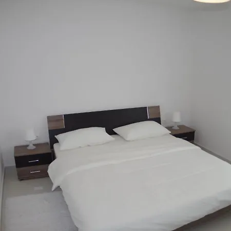Spacious In With Garden *