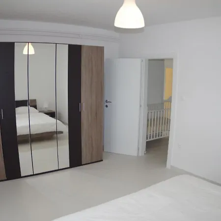 Spacious In With Garden